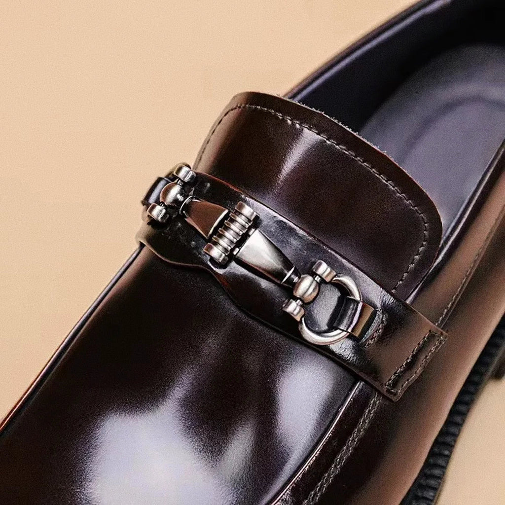 Sapato Masculino Loafer Torinzi TZ373 feito em couro envernizado com costura reforçada e solado tratorado, elegante e confortável.