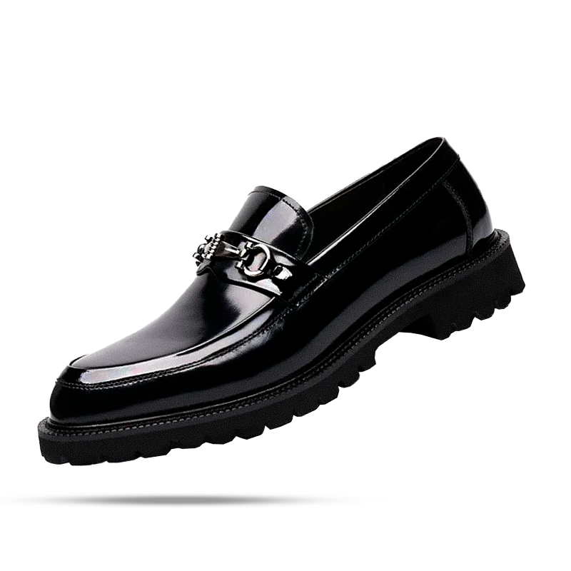 Sapato Masculino Loafer Torinzi TZ373 feito em couro envernizado com costura reforçada e solado tratorado, elegante e confortável.
