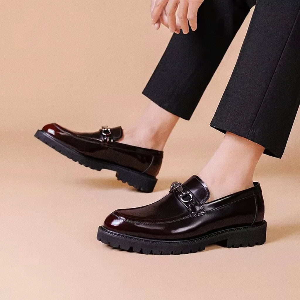 Sapato Masculino Loafer Torinzi TZ373 feito em couro envernizado com costura reforçada e solado tratorado, elegante e confortável.