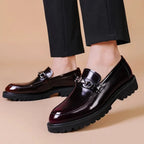 Sapato Masculino Loafer Torinzi TZ373 feito em couro envernizado com costura reforçada e solado tratorado, elegante e confortável.