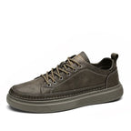 Tênis Masculino de Couro Torinzi TZ330 feito em couro legítimo com design moderno e confortável para uso casual ou social.