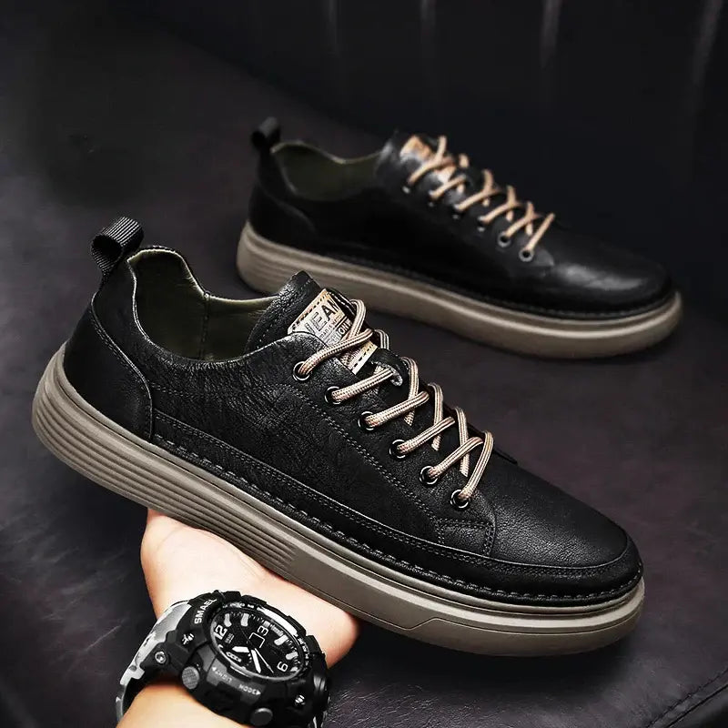 Tênis Masculino de Couro Torinzi TZ330 feito em couro legítimo com design moderno e confortável para uso casual ou social.