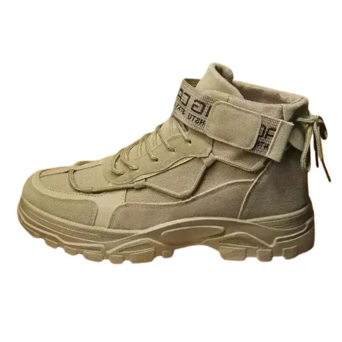 Bota Masculina British Torinzi TZ285 em couro premium, com design robusto e solado antiderrapante, ideal para uso urbano e aventuras.