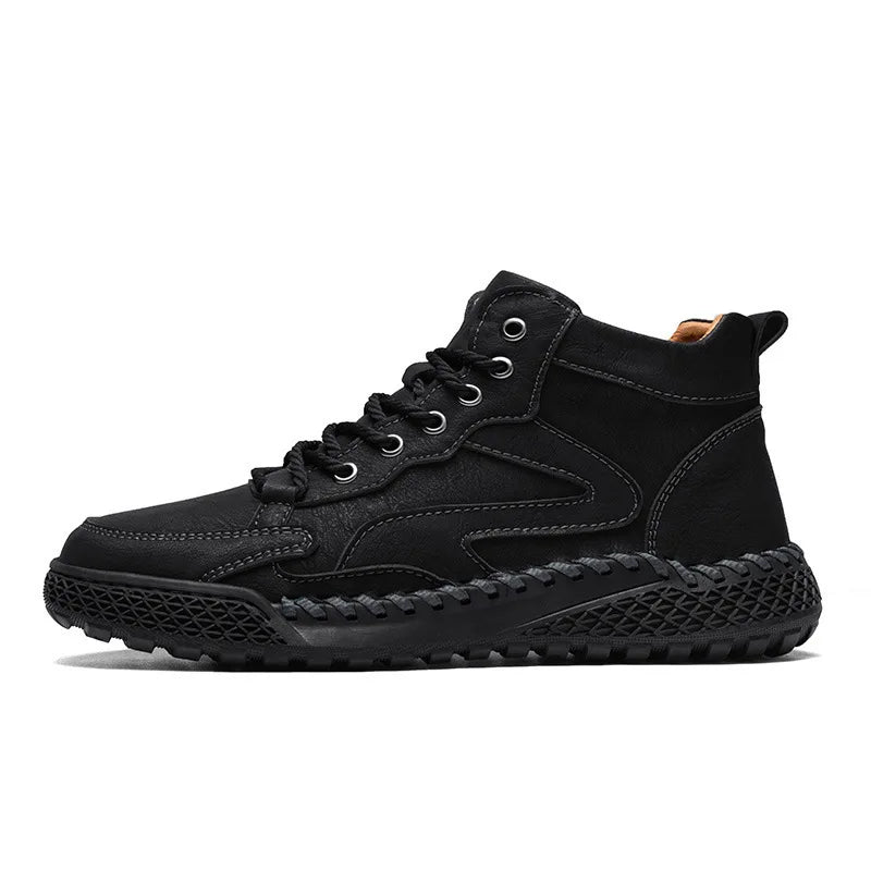 Bota Masculina de Couro Torinzi TZ294 feita em couro premium com interior acolchoado e solado antiderrapante para estabilidade e conforto.