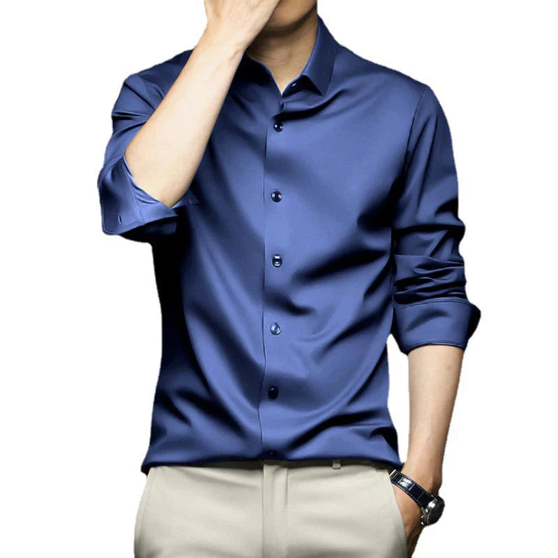 Homem vestindo Camisa Social Masculina Spectre Torinzi TZ014, com caimento elegante e acabamento sofisticado.