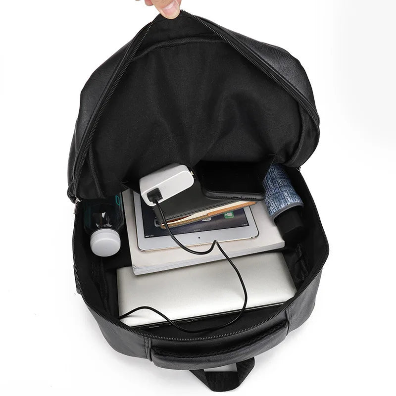 Mochila de Couro Masculina Torinzi TZ072 - Resistente à Água, com USB e Antifurto Mochila de Couro Masculina Torinzi TZ072 - Resistente à Água, com USB e Antifurto