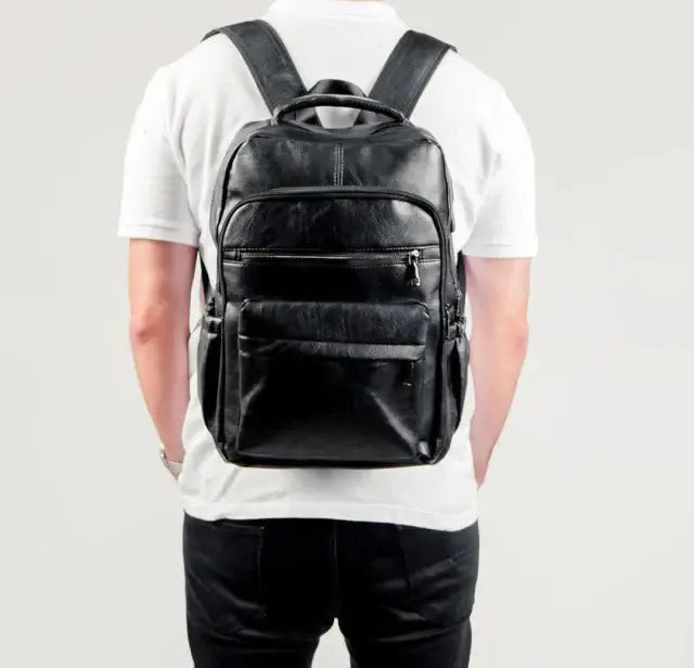 Mochila de Couro Masculina Torinzi TZ072 - Resistente à Água, com USB e Antifurto Mochila de Couro Masculina Torinzi TZ072 - Resistente à Água, com USB e Antifurto